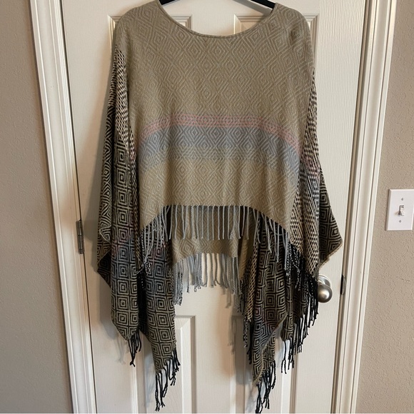 BCBG Poncho - Picture 4 of 8